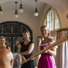 Das Trio "Teatrino" und "Alphornsusi" Marei Richter präsentierten das vergnügliche Musiker-Buch "Molto Giocoso!" in der Lindenhofvilla in Herrlingen am 7. August 2016. Foto: M. Reutter