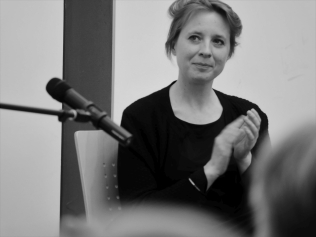 Journalistin Lena Grundhuber moderierte den Lese-Abend von Anna Kim. Foto: Kathrin Häckert